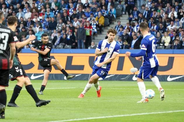 25 04 2025, xtgx, Soccer 2 Bundesliga, Hertha BSC Berlin 1 FC Magdeburg emspor, v l Livan Burcu Magdeburg, 29 shot on goal, shoots the ball on goal, shot DFL DFB REGULATIONS PROHIBIT ANY USE OF PHOTOGRAPHS as IMAGE SEQUENCES and or QUASI VIDEO Berlin