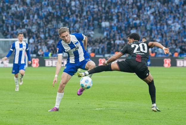 Soccer, Men, Season 2024 2025, 2 Bundesliga 31 Matchday , Hertha BSC 1 FC Magdeburg, v l Marten Winkler Hertha BSC , Xavier Amaechi 1 FC Magdeburg , 25 04 2025, Copyright: xSebastianxRäppold MatthiasxKochx
