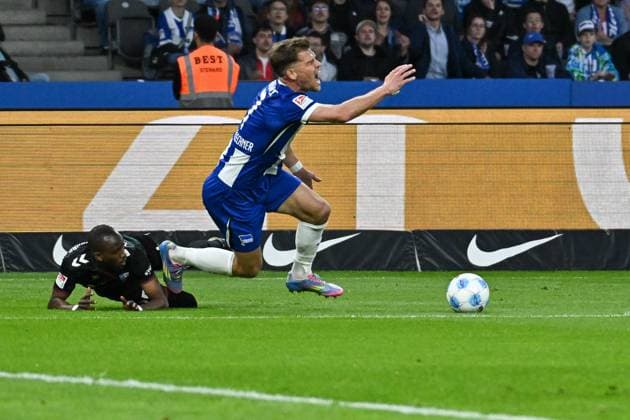 Soccer 2 Bundesliga, Hertha BSC Berlin 1 FC Magdeburg 25 04 2025, xdanx, Soccer 2 Bundesliga, Hertha BSC Berlin 1 FC Magdeburg v l Silas Gnaka 1 FC Magdeburg , Florian Niederlechner Hertha BSC Zweikampf, Duell, Kampf, tackle DFL DFB REGULATIONS PROHIBIT ANY USE OF PHOTOGRAPHS as IMAGE SEQUENCES and or QUASI VIDEO Daniel Lakomski Mix1Press Berlin Olympiastadion Berlin Germany DEU Copyright: xDanielxLakomskix
