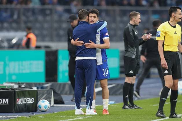 25 04 2025, xtgx, Fussball 2 Bundesliga, Hertha BSC Berlin 1 FC Magdeburg emspor, v l Ibrahim Maza Hertha, 10 nac der Auswechslung bei Stefan Leitl Hertha, Trainer DFL DFB REGULATIONS PROHIBIT ANY USE OF PHOTOGRAPHS as IMAGE SEQUENCES and or QUASI VIDEO Berlin