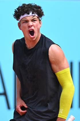 Mutua Madrid Open Men - Spain Ben Shelton (USA) during his first round match at the Mutua Madrid Open in Madrid, Spain, on April, 25, 2025. Photo by Corinne Dubreuil ABACAPRESS.COM Madrid Spain  Copyright: xDubreuilxCorinne ABACAx