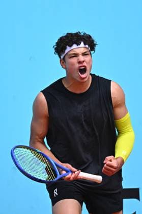 Mutua Madrid Open Men - Spain Ben Shelton (USA) during his first round match at the Mutua Madrid Open in Madrid, Spain, on April, 25, 2025. Photo by Corinne Dubreuil ABACAPRESS.COM Madrid Spain  Copyright: xDubreuilxCorinne ABACAx