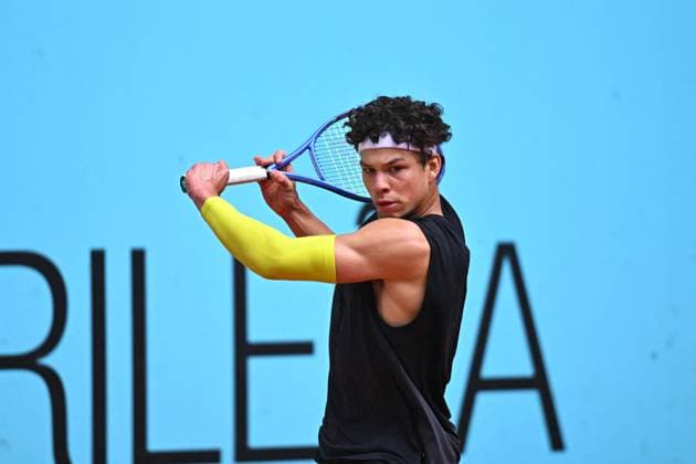 Mutua Madrid Open Men - Spain Ben Shelton (USA) during his first round match at the Mutua Madrid Open in Madrid, Spain, on April, 25, 2025. Photo by Corinne Dubreuil ABACAPRESS.COM Madrid Spain  Copyright: xDubreuilxCorinne ABACAx