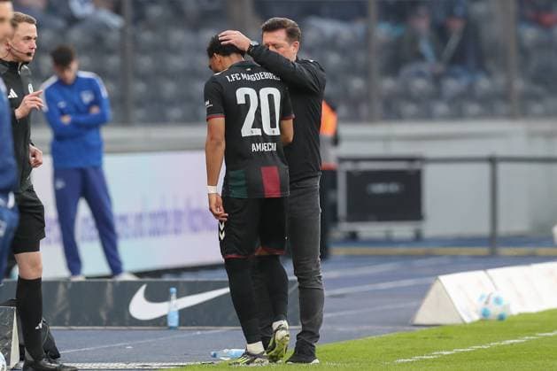 25 04 2025, xtgx, Soccer 2 Bundesliga, Hertha BSC Berlin 1 FC Magdeburg emspor, v l Xavier Amaechi Magdeburg, 20 and Christian Titz Magdeburg, coach after substitution DFL DFB REGULATIONS PROHIBIT ANY USE OF PHOTOGRAPHS as IMAGE SEQUENCES and or QUASI VIDEO Berlin