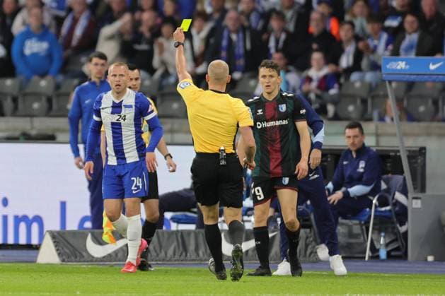 2 Soccer Bundesliga, Hertha BSC 1 FC Magdeburg Yellow, the yellow card, Jón Dagur Þorsteinsson Hertha BSC Berlin 24 receives the yellow card from referee Patrick Schwengers, during the match in the 2 Soccer Bundesliga, Hertha BSC 1 FC Magdeburg in Berlin, Olympiastadion, on 25 04 2025 DFB regulations prohibit any use of photographs as image sequences and or quasi video Copyright: xBEAUTIFULxSPORTS Frankex
