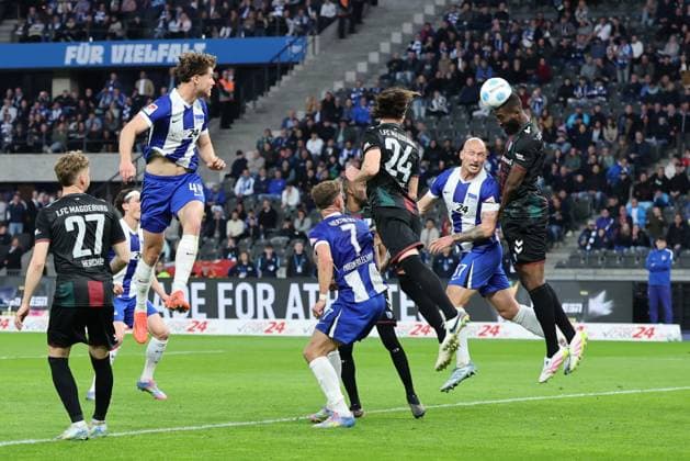 2 Soccer Bundesliga, Hertha BSC 1 FC Magdeburg header, header duel between Toni Leistner Hertha BSC Berlin 37 Patric Pfeiffer Magdeburg 3 , left Jean Hugonet Magdeburg 24 , Florian Niederlechner Hertha BSC Berlin 7 and Linus Gechter Hertha BSC Berlin 44 , during the match in the 2 Soccer Bundesliga, Hertha BSC 1 FC Magdeburg in Berlin, Olympiastadion, on 25 04 2025 DFB regulations prohibit any use of photographs as image sequences and or quasi video Copyright: xBEAUTIFULxSPORTS Frankex