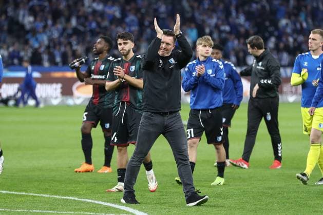 25 04 2025, xtgx, Soccer 2 Bundesliga, Hertha BSC Berlin 1 FC Magdeburg emspor, v l Christian Titz Magdeburg, Coach thanks the fans DFL DFB REGULATIONS PROHIBIT ANY USE OF PHOTOGRAPHS as IMAGE SEQUENCES and or QUASI VIDEO Berlin