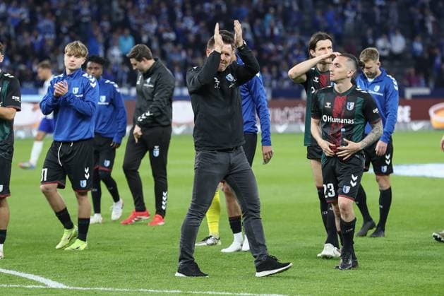 25 04 2025, xtgx, Soccer 2 Bundesliga, Hertha BSC Berlin 1 FC Magdeburg emspor, v l Christian Titz Magdeburg, Coach thanks the fans DFL DFB REGULATIONS PROHIBIT ANY USE OF PHOTOGRAPHS as IMAGE SEQUENCES and or QUASI VIDEO Berlin