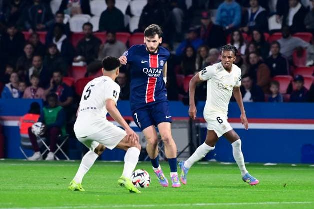 FOOTBALL : PSG vs Nice - Ligue 1 - 25 04 2025 Khvicha Kvaratskhelia ( 7 - PSG ) and Mohamed Abdelmonem ( 5 - Nice ) during the Ligue 1 match between Paris Saint Germain and OGC Nice at Parc Des Princes on April 25 , 2025 in Paris, France. ( Photo by Dante Badano PsnewZ ) - ParisFrance  Copyright: xDantexBadanox