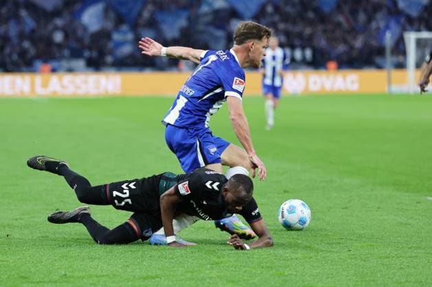 2 Soccer Bundesliga, Hertha BSC 1 FC Magdeburg Florian Niederlechner Hertha BSC Berlin 7 in a duel with Silas Gnaka Magdeburg 25 , during the match in the 2 Soccer Bundesliga, Hertha BSC 1 FC Magdeburg in Berlin, Olympiastadion, on 25 04 2025 DFB regulations prohibit any use of photographs as image sequences and or quasi video Copyright: xBEAUTIFULxSPORTS Frankex