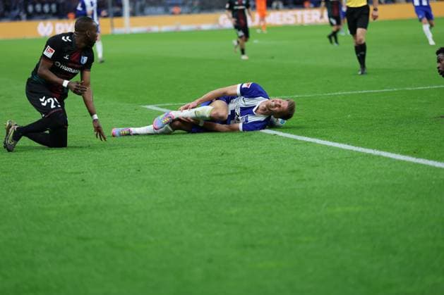 2 Soccer Bundesliga, Hertha BSC 1 FC Magdeburg Florian Niederlechner Hertha BSC Berlin 7 , with pain, on the ground, after foul by Silas Gnaka Magdeburg 25 , during the match in the 2 Soccer Bundesliga, Hertha BSC 1 FC Magdeburg in Berlin, Olympiastadion, on 25 04 2025 DFB regulations prohibit any use of photographs as image sequences and or quasi video Copyright: xBEAUTIFULxSPORTS Frankex