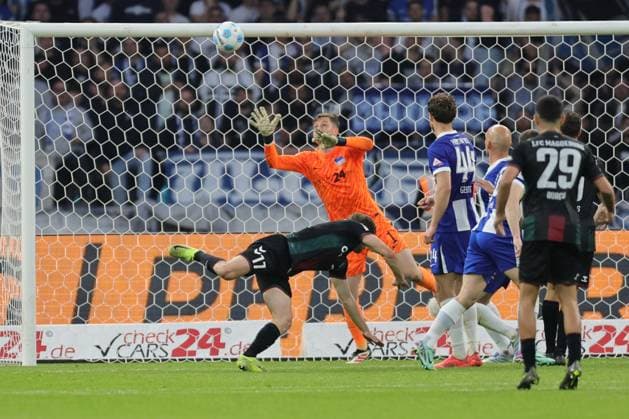 2 Soccer Bundesliga, Hertha BSC 1 FC Magdeburg Tjark Ernst Hertha BSC Berlin 1 holds, secures a goal kick from Alexander Nollenberger Magdeburg 17 , right hb44 and Toni Leistner Hertha BSC Berlin 37 , during the match in the 2 Soccer Bundesliga, Hertha BSC 1 FC Magdeburg in Berlin, Olympiastadion, on 25 04 2025 DFB regulations prohibit any use of photographs as image sequences and or quasi video Copyright: xBEAUTIFULxSPORTS Frankex