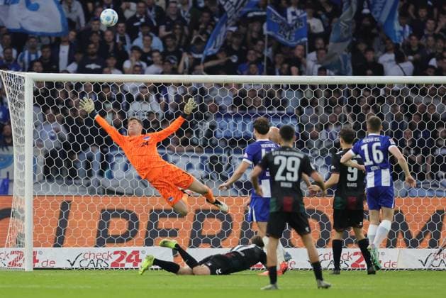 2 Soccer Bundesliga, Hertha BSC 1 FC Magdeburg Tjark Ernst Hertha BSC Berlin 1 holds, secures a goal kick from Alexander Nollenberger Magdeburg 17 , right hb44 and Toni Leistner Hertha BSC Berlin 37 , during the match in the 2 Soccer Bundesliga, Hertha BSC 1 FC Magdeburg in Berlin, Olympiastadion, on 25 04 2025 DFB regulations prohibit any use of photographs as image sequences and or quasi video Copyright: xBEAUTIFULxSPORTS Frankex