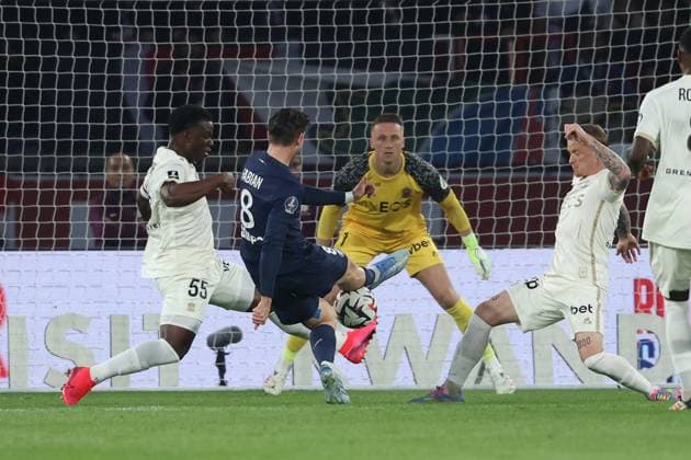 2025 04 25 Parc des Princes, La Ligue 1 J 31 Paris Saint Germain OGC Nice v l , Youssouf Ndayishimiye OGC Nice Goal kick Fabian Ruiz Paris Saint Germain Copyright: JoaquimxFerreira