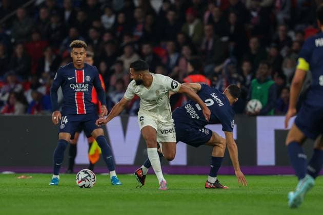 2025 04 25 Parc des Princes, La Ligue 1 J 31 Paris Saint Germain OGC Nice v l , Ali Abdi OGC Nice , Achraf Hakimi Paris Saint Germain , duel, action, action, battles for the ball Copyright: JoaquimxFerreira