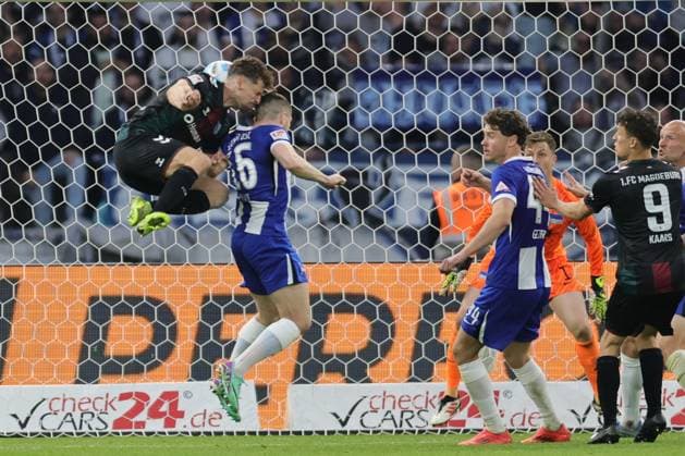 2 Soccer Bundesliga, Hertha BSC 1 FC Magdeburg Alexander Nollenberger Magdeburg 17 taking a shot on goal against Jonjoe Kenny Hertha BSC Berlin 16 , right Linus Gechter Hertha BSC Berlin 44 and Martijn Kaars Magdeburg 9 , during the match in the 2 Soccer Bundesliga, Hertha BSC 1 FC Magdeburg in Berlin, Olympiastadion, on 25 04 2025 DFB regulations prohibit any use of photographs as image sequences and or quasi video Copyright: xBEAUTIFULxSPORTS Frankex