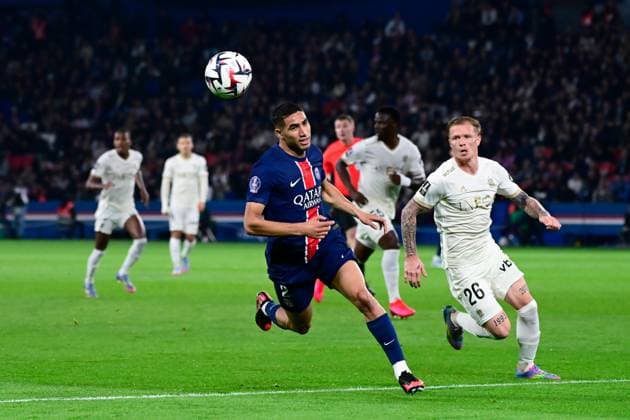 FOOTBALL : PSG vs Nice - Ligue 1 - 25 04 2025 Achraf Hakimi ( 2 - PSG ) and Melvin BARD ( 26 - Nice ) during the Ligue 1 match between Paris Saint Germain and OGC Nice at Parc Des Princes on April 25 , 2025 in Paris, France. ( Photo by Dante Badano PsnewZ ) - ParisFrance  Copyright: xDantexBadanox