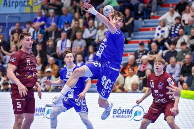 Bilder des Jahres 2025, Sport 04 April Sport Themen der Woche KW17 Sport Bilder des Tages 25.04.2025, Handball, HBL, VfL Gummersbach - 1. VfL Potsdam, Schwalbe-Arena: Miro Schluroff (GUM 15) wirft den Ball auf das Tor Nordrhein-Westfalen Deutschland *** 25 04 2025, Handball, HBL, VfL Gummersbach 1 VfL Potsdam, Schwalbe Arena Miro Schluroff GUM 15 throws the ball on goal North Rhine-Westphalia Germany