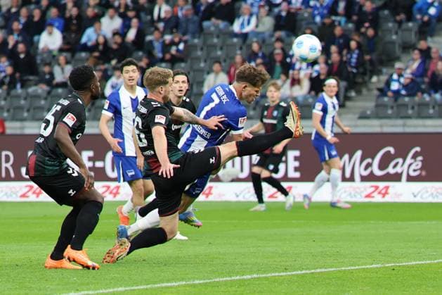 2 Soccer Bundesliga, Hertha BSC 1 FC Magdeburg Florian Niederlechner Hertha BSC Berlin 7 on goal Header on goal against Marcus Mathisen Magdeburg 16 , left Daniel Heber Magdeburg 15 , during the match in the 2 Soccer Bundesliga, Hertha BSC 1 FC Magdeburg in Berlin, Olympiastadion, on 25 04 2025 DFB regulations prohibit any use of photographs as image sequences and or quasi video Copyright: xBEAUTIFULxSPORTS Frankex