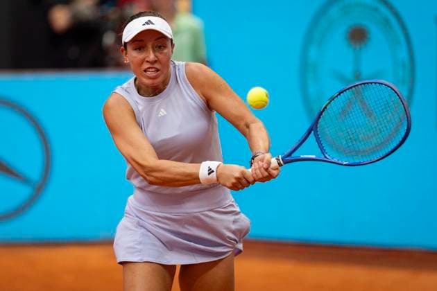 Mutua Madrid Open 2025 Jessica Pegula of USA plays a backhand against Eva Lys of Germany during the second round match of the Mutua Madrid Open 2025 tournament celebrated at La Caja Magica on April 25, 2025 in Madrid, Spain. Madrid La Caja Magica Madrid Spain Copyright: xAlbertoxGardinx AGardin_20250425_Mutua_Madrid_Open_10363