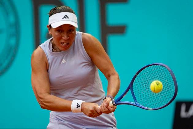 Mutua Madrid Open 2025 Jessica Pegula of USA plays a backhand against Eva Lys of Germany during the second round match of the Mutua Madrid Open 2025 tournament celebrated at La Caja Magica on April 25, 2025 in Madrid, Spain. Madrid La Caja Magica Madrid Spain Copyright: xAlbertoxGardinx AGardin_20250425_Mutua_Madrid_Open_10388