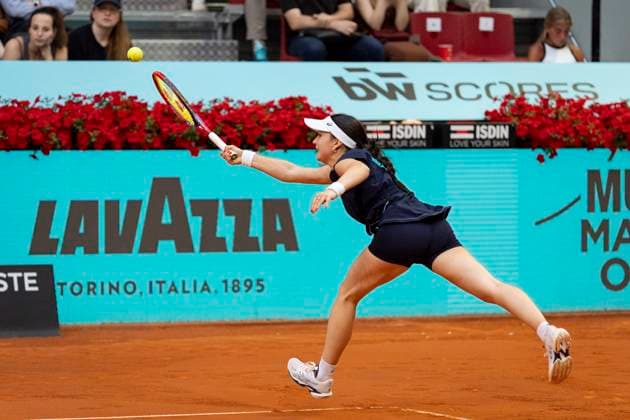 Mutua Madrid Open 2025 Eva Lys of Germany chases the ball against Jessica Pegula of USA during the second round match of the Mutua Madrid Open 2025 tournament celebrated at La Caja Magica on April 25, 2025 in Madrid, Spain. Madrid La Caja Magica Madrid Spain Copyright: xAlbertoxGardinx AGardin_20250425_Mutua_Madrid_Open_10392