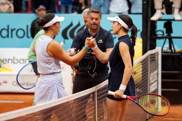 Mutua Madrid Open 2025 Jessica Pegula of USA greets Eva Lys of Germany at the end of the second round match of the Mutua Madrid Open 2025 tournament celebrated at La Caja Magica on April 25, 2025 in Madrid, Spain. Madrid La Caja Magica Madrid Spain Copyright: xAlbertoxGardinx AGardin_20250425_Mutua_Madrid_Open_10398