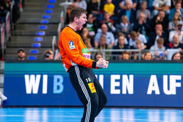 Simon Gade TSV Hannover Burgdorf, No. 16 v l , TSV Hannover Burgdorf white against TBV Lemgo Lippe blue on matchday 27 of the 2024 2025 season in the DAIKIN Handball Bundesliga 25 04 2025, ZAG Arena Hannover, GER , Copyright: xJanxGuentherx xTSVxHannover-Burgdorfx
