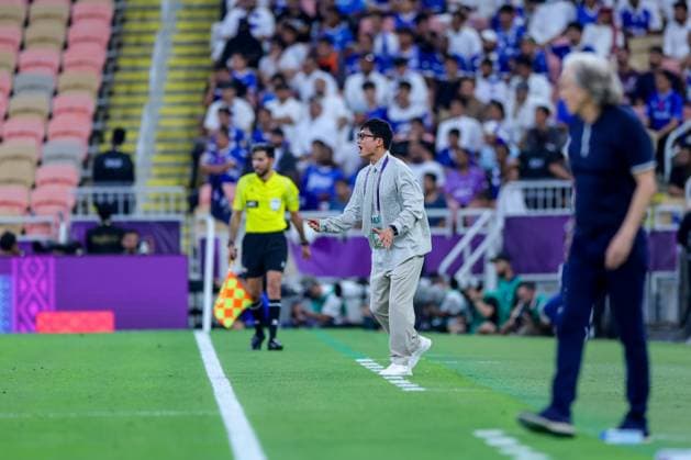 Al-Hilal vs Gwangju - AFC Champions League Elite Quarter Finals JEDDAH, SAUDI ARABIA - April 25: Jung-hyo Lee team Manager of Gwangju FC during AFC Champions League Elite Quarter Finals match between Al-Hilal and Gwangju at king abdullah sports city stadium on April 25, 2025 in Jeddah, Saudi Arabia. Jeddah Saudi Arabia Copyright: xAbdullahxAhmedx