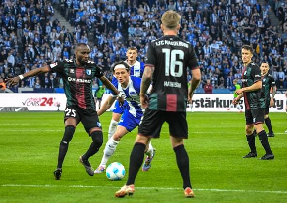 Soccer 2 Bundesliga, Hertha BSC Berlin 1 FC Magdeburg 25 04 2025, xdanx, Soccer 2 Bundesliga, Hertha BSC Berlin 1 FC Magdeburg v l Silas Gnaka 1 FC Magdeburg , Fabian Reese Hertha BSC , Marcus Mathisen 1 FC Magdeburg Zweikampf, Duell, Kampf, tackle DFL DFB REGULATIONS PROHIBIT ANY USE OF PHOTOGRAPHS as IMAGE SEQUENCES and or QUASI VIDEO Daniel Lakomski Mix1Press Berlin Olympiastadion Berlin Germany DEU Copyright: xDanielxLakomskix
