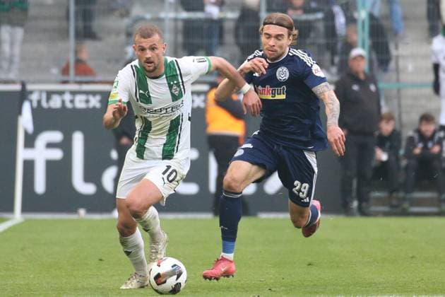 Mönchengladbach, Germany 25 April 2025 Regionalliga West 2024 2025 Bor Mönchengladbach U23 vs MSV Duisburg In the picture from left in the duel Kushtrim Asallari Borussia Mönchengladbach U23 and Joshua Bitter MSV Duisburg Borussia Park Nordrhein Westfalen Copyright: xFotostandx xVanxderxVeldenx