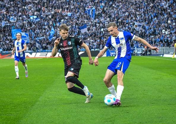Soccer 2 Bundesliga, Hertha BSC Berlin 1 FC Magdeburg 25 04 2025, xdanx, Soccer 2 Bundesliga, Hertha BSC Berlin 1 FC Magdeburg v l Fabian Reese Hertha BSC , Philipp Hercher 1 FC Magdeburg , Marten Winkler Hertha BSC Zweikampf, Duell, Kampf, tackle DFL DFB REGULATIONS PROHIBIT ANY USE OF PHOTOGRAPHS as IMAGE SEQUENCES and or QUASI VIDEO Daniel Lakomski Mix1Press Berlin Olympiastadion Berlin Germany DEU Copyright: xDanielxLakomskix