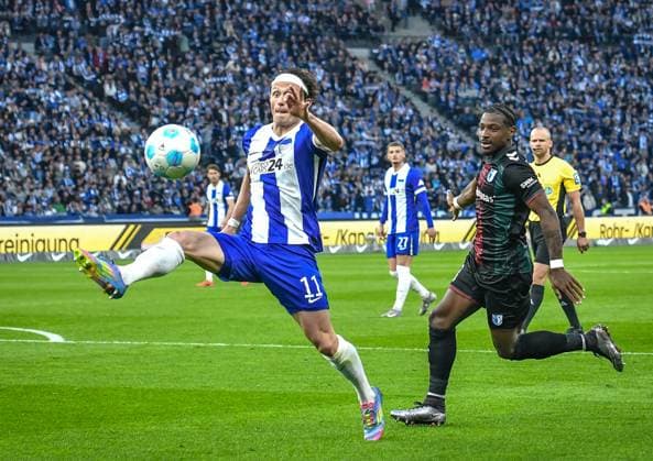 Soccer 2 Bundesliga, Hertha BSC Berlin 1 FC Magdeburg 25 04 2025, xdanx, Soccer 2 Bundesliga, Hertha BSC Berlin 1 FC Magdeburg v l Fabian Reese Hertha BSC , Bryan Teixeira 1 FC Magdeburg duel, duel, fight, tackle DFL DFB REGULATIONS PROHIBIT ANY USE OF PHOTOGRAPHS as IMAGE SEQUENCES and or QUASI VIDEO Daniel Lakomski Mix1Press Berlin Olympiastadion Berlin Germany DEU Copyright: xDanielxLakomskix