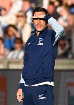Fussball 2 Bundesliga, Hertha BSC Berlin 1 FC Magdeburg 25 04 2025, xdanx, Fussball 2 Bundesliga, Hertha BSC Berlin 1 FC Magdeburg v l Stefan Leitl Hertha BSC Trainer gibt Anweisungen, gestikuliert mit den Armen, gesticulate, gives instructions DFL DFB REGULATIONS PROHIBIT ANY USE OF PHOTOGRAPHS as IMAGE SEQUENCES and or QUASI VIDEO Daniel Lakomski Mix1Press Berlin Olympiastadion Berlin Deutschland DEU Copyright: xDanielxLakomskix