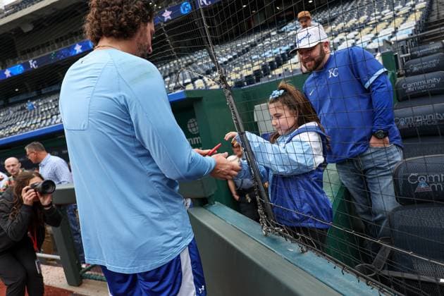 MLB, Baseball Herren, USA 2025: Astros Vs Royals APR 25 April 25, 2025: A young fan gets an autograph from Kansas City Royals first baseman Vinnie Pasquantino (9) before a game against the Houston Astros at Kauffman Stadium in Kansas City, MO. David Smith CSM (Credit Image: Â David Smith Cal Media) Kansas City Mo United States of America EDITORIAL USE ONLY Copyright: xx ZUMA-20250425_zma_c04_001.jpg DavidxSmithx csmphotothree378165