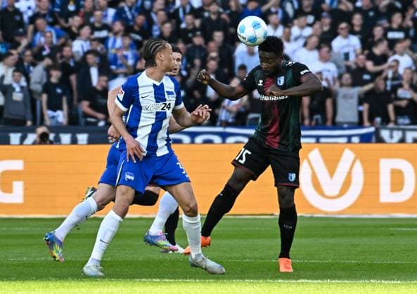 Soccer 2 Bundesliga, Hertha BSC Berlin 1 FC Magdeburg 25 04 2025, xdanx, Soccer 2 Bundesliga, Hertha BSC Berlin 1 FC Magdeburg v l Derry Scherhant Hertha BSC , Daniel Heber 1 FC Magdeburg Zweikampf, Duell, Kampf, tackle DFL DFB REGULATIONS PROHIBIT ANY USE OF PHOTOGRAPHS as IMAGE SEQUENCES and or QUASI VIDEO Daniel Lakomski Mix1Press Berlin Olympiastadion Berlin Germany DEU Copyright: xDanielxLakomskix
