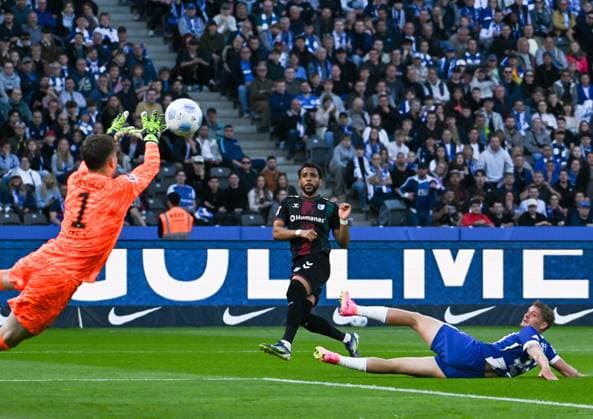 Soccer 2 Bundesliga, Hertha BSC Berlin 1 FC Magdeburg 25 04 2025, xdanx, Soccer 2 Bundesliga, Hertha BSC Berlin 1 FC Magdeburg v l Tjark Ernst Hertha BSC , Xavier Amaechi 1 FC Magdeburg , Marton Dardai Hertha BSC Goal kick DFL DFB REGULATIONS PROHIBIT ANY USE OF PHOTOGRAPHS as IMAGE SEQUENCES and or QUASI VIDEO Daniel Lakomski Mix1Press Berlin Olympiastadion Berlin Germany DEU Copyright: xDanielxLakomskix
