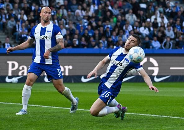 Soccer 2 Bundesliga, Hertha BSC Berlin 1 FC Magdeburg 25 04 2025, xdanx, Soccer 2 Bundesliga, Hertha BSC Berlin 1 FC Magdeburg v l Toni Leistner Hertha BSC , Jonjoe Kenny Hertha BSC on the ball DFL DFB REGULATIONS PROHIBIT ANY USE OF PHOTOGRAPHS as IMAGE SEQUENCES and or QUASI VIDEO Daniel Lakomski Mix1Press Berlin Olympiastadion Berlin Germany DEU Copyright: xDanielxLakomskix