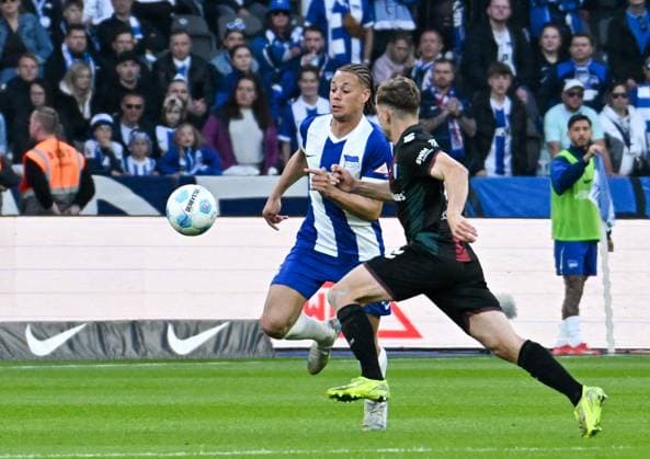 Soccer 2 Bundesliga, Hertha BSC Berlin 1 FC Magdeburg 25 04 2025, xdanx, Soccer 2 Bundesliga, Hertha BSC Berlin 1 FC Magdeburg v l Derry Scherhant Hertha BSC , Alexander Nollenberger 1 FC Magdeburg Zweikampf, Duell, Kampf, tackle DFL DFB REGULATIONS PROHIBIT ANY USE OF PHOTOGRAPHS as IMAGE SEQUENCES and or QUASI VIDEO Daniel Lakomski Mix1Press Berlin Olympiastadion Berlin Germany DEU Copyright: xDanielxLakomskix