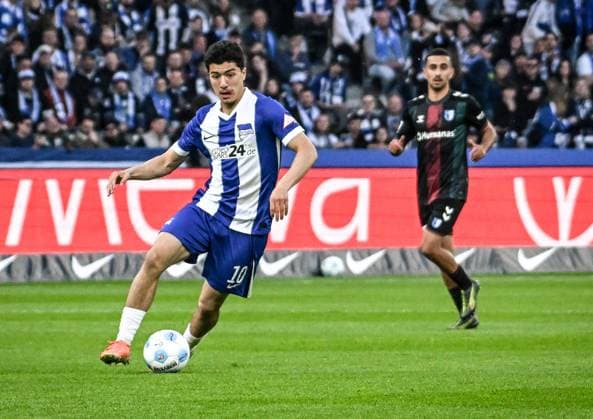 Soccer 2 Bundesliga, Hertha BSC Berlin 1 FC Magdeburg 25 04 2025, xdanx, Soccer 2 Bundesliga, Hertha BSC Berlin 1 FC Magdeburg v l Ibrahim Maza Hertha BSC am Ball DFL DFB REGULATIONS PROHIBIT ANY USE OF PHOTOGRAPHS as IMAGE SEQUENCES and or QUASI VIDEO Daniel Lakomski Mix1Press Berlin Olympiastadion Berlin Germany DEU Copyright: xDanielxLakomskix
