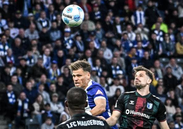 Soccer 2 Bundesliga, Hertha BSC Berlin 1 FC Magdeburg 25 04 2025, xdanx, Soccer 2 Bundesliga, Hertha BSC Berlin 1 FC Magdeburg v l Florian Niederlechner Hertha BSC , Alexander Nollenberger 1 FC Magdeburg Zweikampf, Duell, Kampf, tackle DFL DFB REGULATIONS PROHIBIT ANY USE OF PHOTOGRAPHS as IMAGE SEQUENCES and or QUASI VIDEO Daniel Lakomski Mix1Press Berlin Olympiastadion Berlin Germany DEU Copyright: xDanielxLakomskix