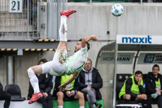 Bilder des Jahres 2025, Sport 04 April Sport Themen der Woche KW17 Sport Bilder des Tages Fußball - Herren - 2. Bundesliga - 31. Spieltag - Saison 2024 2025 - SpvGG Greuther Fürth vs. SSV Ulm 1846 Fußball 25.04.2025 17 Niko Gießelmann (SpVgg Greuther Fürth) klärt den Ball per Fallrückzieher DFL regulations prohibit any use of photographs as image sequences and or quasi-video Fürth Sportpark Ronhof I Thomas Sommer Bayern Deutschland *** Soccer Men 2 Bundesliga 31 Matchday Season 2024 2025 SpvGG Greuther Fürth vs SSV Ulm 1846 Soccer 25 04 2025 17 Niko Gießelmann SpVgg Greuther Fürth clears the ball with a bicycle kick DFL regulations prohibit any use of photographs as image sequences and or quasi video Fürth Sportpark Ronhof I Thomas Sommer Bayern Germany