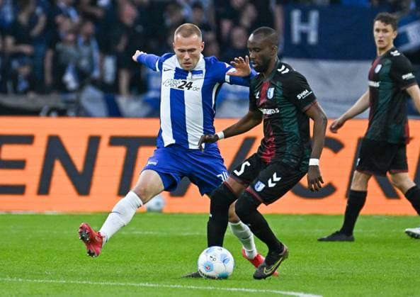 Soccer 2 Bundesliga, Hertha BSC Berlin 1 FC Magdeburg 25 04 2025, xdanx, Soccer 2 Bundesliga, Hertha BSC Berlin 1 FC Magdeburg v l Jon Dagur Porsteinsson Hertha BSC , Silas Gnaka 1 FC Magdeburg duel, duel, fight, tackle DFL DFB REGULATIONS PROHIBIT ANY USE OF PHOTOGRAPHS as IMAGE SEQUENCES and or QUASI VIDEO Daniel Lakomski Mix1Press Berlin Olympiastadion Berlin Germany DEU Copyright: xDanielxLakomskix