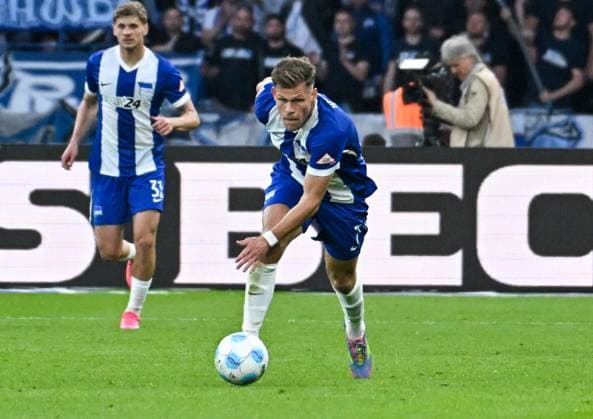 Soccer 2 Bundesliga, Hertha BSC Berlin 1 FC Magdeburg 25 04 2025, xdanx, Soccer 2 Bundesliga, Hertha BSC Berlin 1 FC Magdeburg v l Florian Niederlechner Hertha BSC am Ball DFL DFB REGULATIONS PROHIBIT ANY USE OF PHOTOGRAPHS as IMAGE SEQUENCES and or QUASI VIDEO Daniel Lakomski Mix1Press Berlin Olympiastadion Berlin Germany DEU Copyright: xDanielxLakomskix