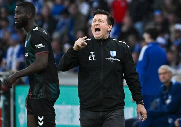 Fußball 2 Bundesliga, Hertha BSC Berlin 1 FC Magdeburg 25 04 2025, xdanx, Fussball 2 Bundesliga, Hertha BSC Berlin 1 FC Magdeburg v l Christian Titz 1 FC Magdeburg Trainer gibt Anweisungen, gestikuliert mit den Armen, gesticulate, gives instructions DFL DFB REGULATIONS PROHIBIT ANY USE OF PHOTOGRAPHS as IMAGE SEQUENCES and or QUASI VIDEO Daniel Lakomski Mix1Press Berlin Olympiastadion Berlin Deutschland DEU Copyright: xDanielxLakomskix