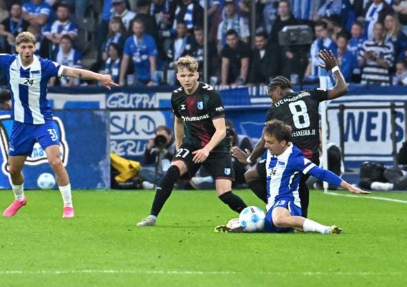 Soccer 2 Bundesliga, Hertha BSC Berlin 1 FC Magdeburg 25 04 2025, xdanx, Soccer 2 Bundesliga, Hertha BSC Berlin 1 FC Magdeburg v l Philipp Hercher 1 FC Magdeburg , Michal Karbownik Hertha BSC , Bryan Teixeira 1 FC Magdeburg duel, duel, fight, tackle DFL DFB REGULATIONS PROHIBIT ANY USE OF PHOTOGRAPHS as IMAGE SEQUENCES and or QUASI VIDEO Daniel Lakomski Mix1Press Berlin Olympiastadion Berlin Germany DEU Copyright: xDanielxLakomskix