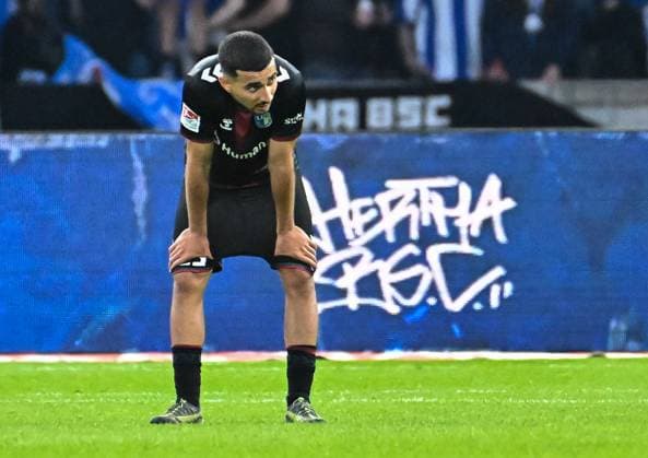 Soccer 2 Bundesliga, Hertha BSC Berlin 1 FC Magdeburg 25 04 2025, xdanx, Soccer 2 Bundesliga, Hertha BSC Berlin 1 FC Magdeburg v l Livan Burcu 1 FC Magdeburg enttaeuscht, schaut enttaeuscht, niedergeschlagen, disappointed DFL DFB REGULATIONS PROHIBIT ANY USE OF PHOTOGRAPHS AS IMAGE SEQUENCES AND OR QUASI VIDEO Daniel Lakomski Mix1Press Berlin Olympiastadion Berlin Germany DEU Copyright: xDanielxLakomskix