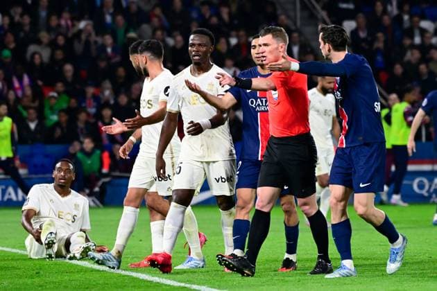 FOOTBALL : PSG vs Nice - Ligue 1 - 25 04 2025 Willy DELAJOD ( referee ) talks with Fabian Ruiz ( 8 - PSG ) during the Ligue 1 match between Paris Saint Germain and OGC Nice at Parc Des Princes on April 25 , 2025 in Paris, France. ( Photo by Dante Badano PsnewZ ) - ParisFrance  Copyright: xDantexBadanox