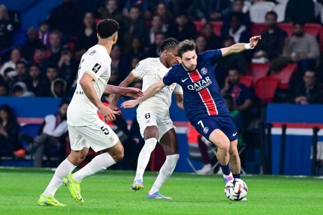 FOOTBALL : PSG vs Nice - Ligue 1 - 25 04 2025 Khvicha Kvaratskhelia ( 7 - PSG ) and Hcham Boudaoui ( 6 - Nice ) during the Ligue 1 match between Paris Saint Germain and OGC Nice at Parc Des Princes on April 25 , 2025 in Paris, France. ( Photo by Dante Badano PsnewZ ) - ParisFrance  Copyright: xDantexBadanox