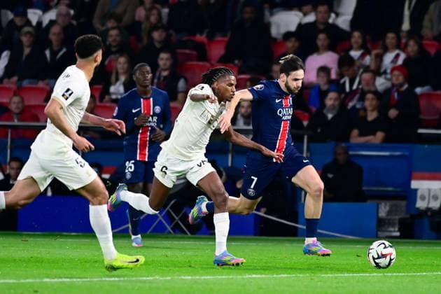 FOOTBALL : PSG vs Nice - Ligue 1 - 25 04 2025 Khvicha Kvaratskhelia ( 7 - PSG ) and Hcham Boudaoui ( 6 - Nice ) during the Ligue 1 match between Paris Saint Germain and OGC Nice at Parc Des Princes on April 25 , 2025 in Paris, France. ( Photo by Dante Badano PsnewZ ) - ParisFrance  Copyright: xDantexBadanox